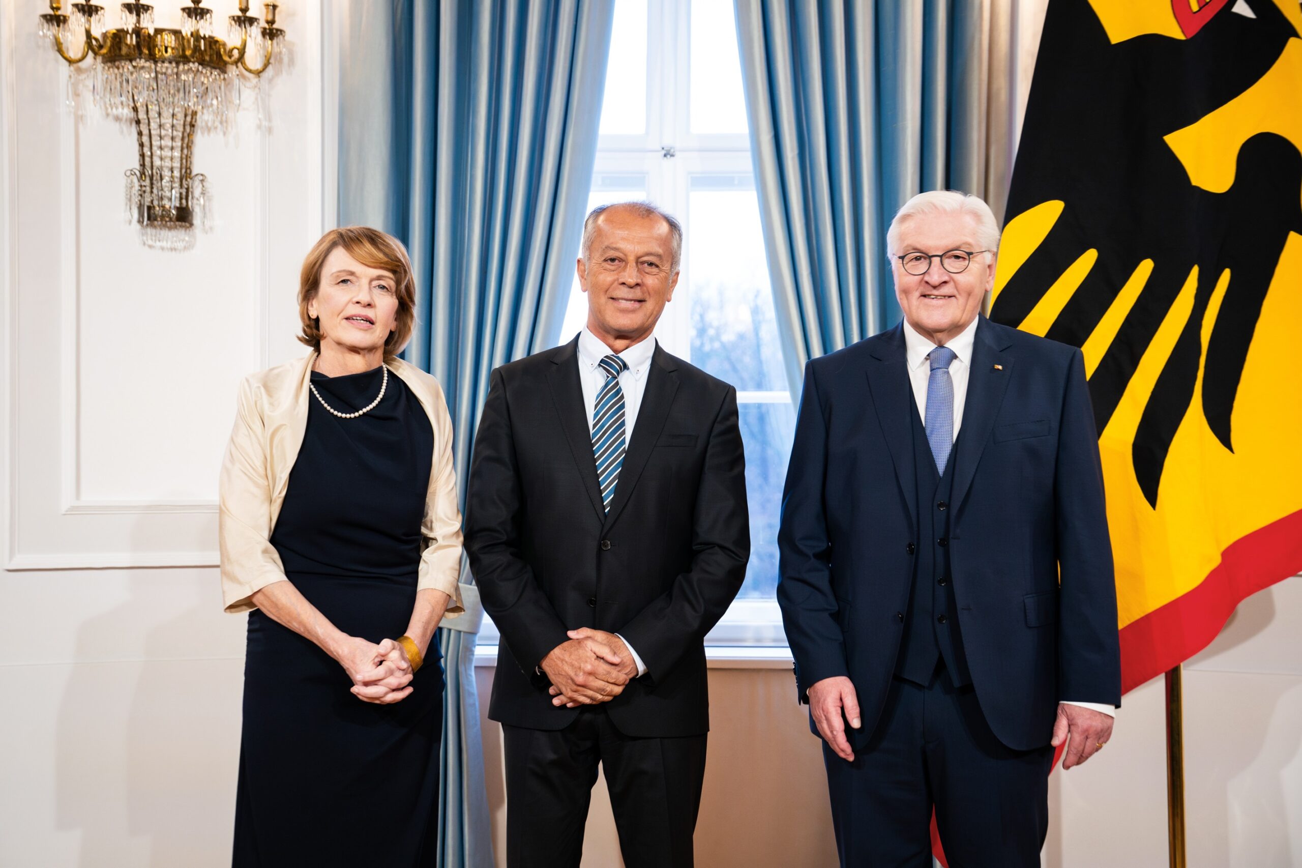 Bundespräsident Frank-Walter Steinmeier (r.) empfängt Naim Ziayee anlässlich eines Neujahrsempfangs im Schloss Bellevue (l. Elke Büdenbender, Ehefrau des Bundespräsidenten); Rechte: Bundesregierung / Steffen Kugler